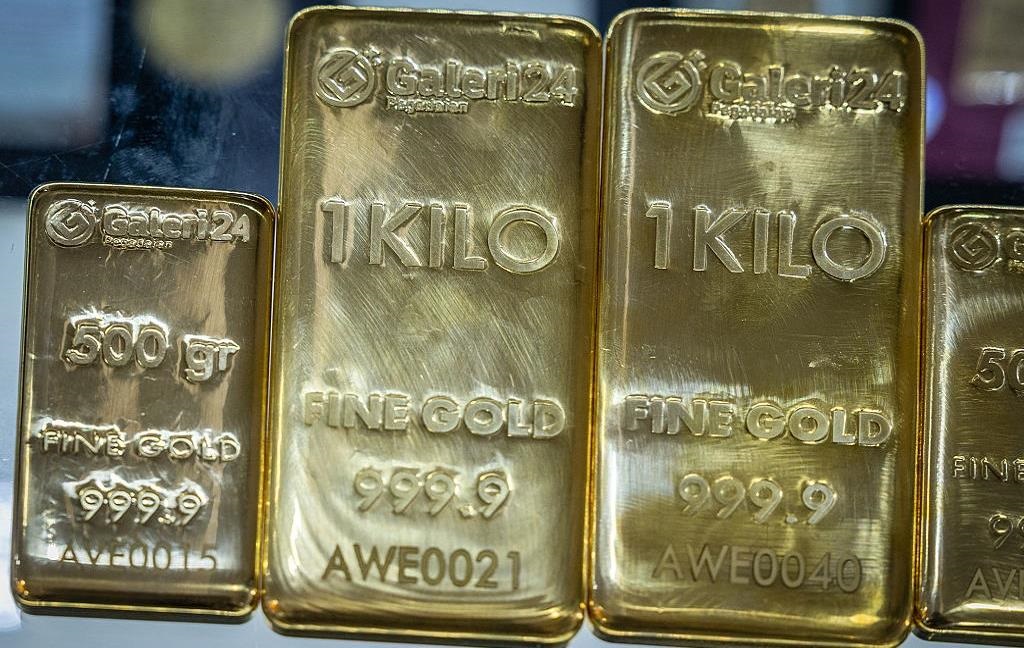 Ціна золота рекордно зросла через слабкий долар