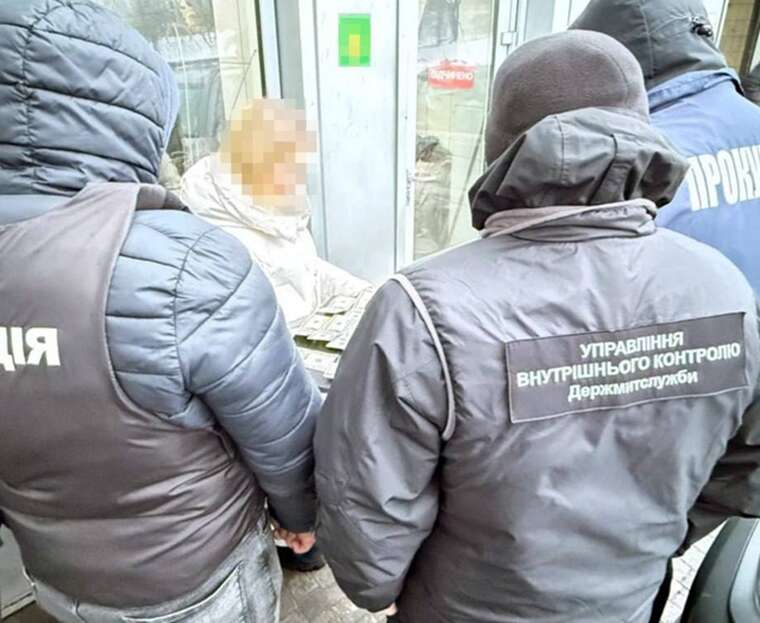 Хабар за сонячні панелі у Львові затримали чоловіка, який намагався підкупити митника за 1 100 доларів