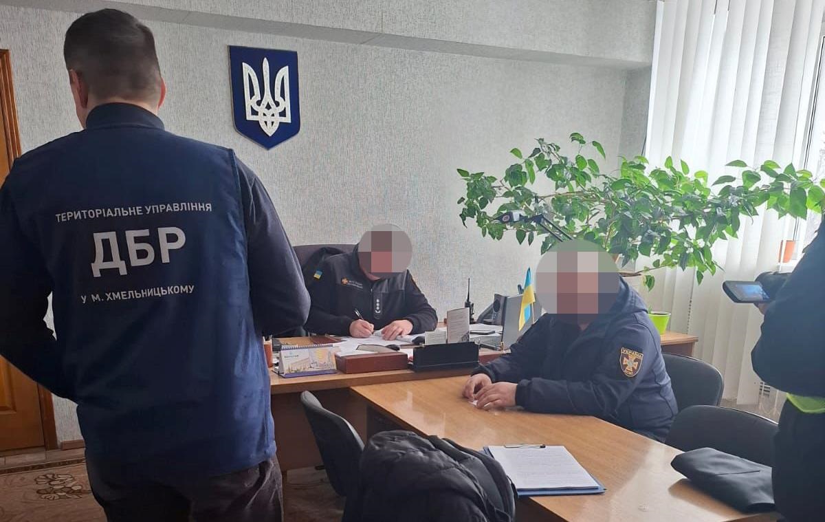 На Хмельниччині викрито закупку неякісних костюмів для рятувальників