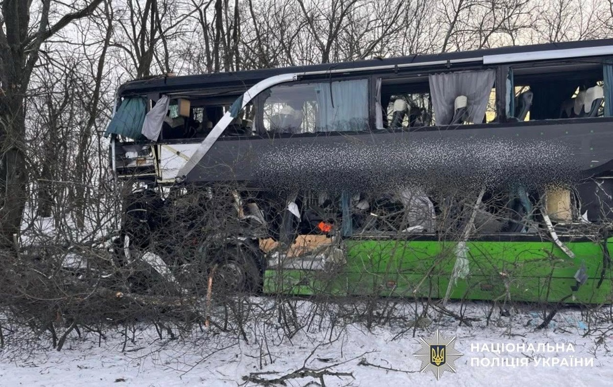 На Кіровоградщині фура влетіла в автобус, є жертви