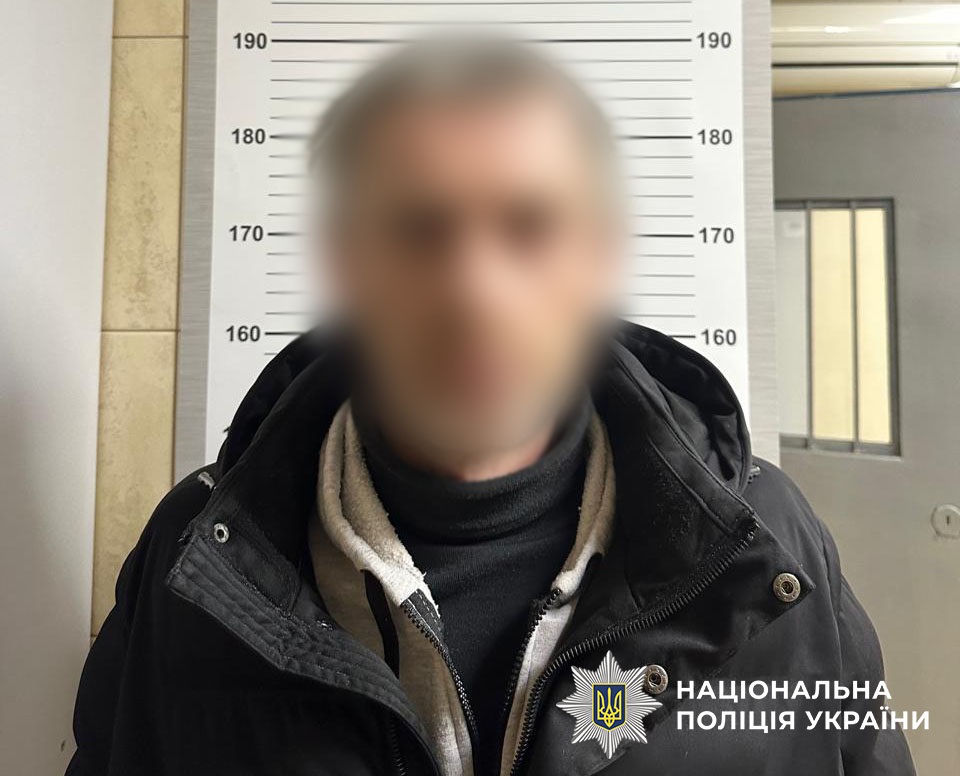 Працівники автомийки у Києві “обчистили” клієнтку під час тривоги