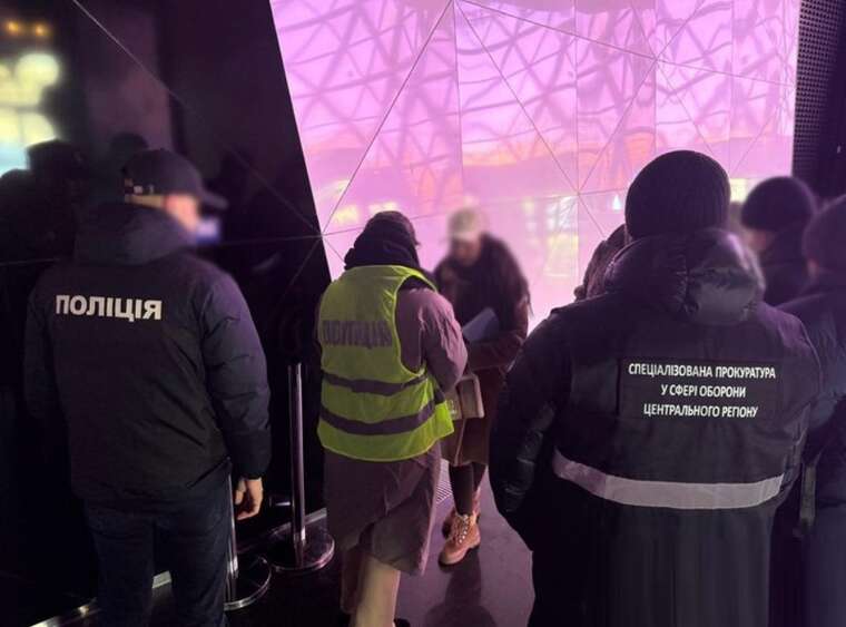 У Києві викрили жінку, яка за 10 000 доларів обіцяла вирішити питання непридатності до служби