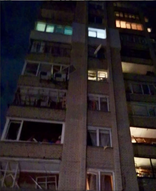 У Сумах дрон Герань ударив у двір багатоповерхівки