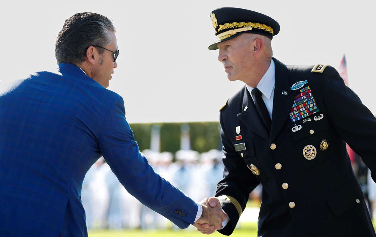 Геґсет вимагає відставки начальника штабу армії США