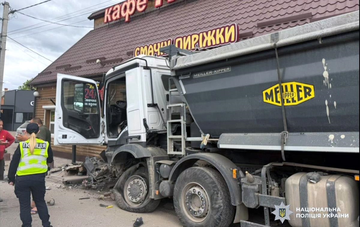 На Хмельниччині вантажівка влетіла у кафе